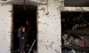 Mujeres y niñas palestinas reaccionan a un ataque israelí a una casa en Rafah, en el sur de la Franja de Gaza, a 17 de abril de 2024.