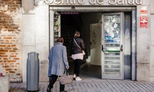 Dos personas entran al Centro de Salud de Lavapiés, a 5 de enero de 2024, en Madrid.