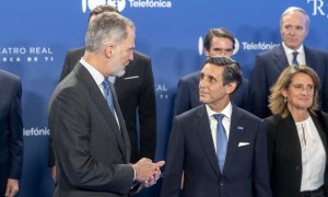 El Rey Felipe VI conversa con el presidente ejecutivo de Telefónica, José María Álvarez-Pallete, durante la gala conmemorativa del centenario de Telefónica, en el Teatro Real, a 19 de abril de 2024, en Madrid