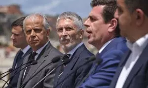 Fernando Grande-Marlaska (c), ofrece una rueda de prensa en Las Palmas de Gran Canaria para abordar las políticas migratorias.