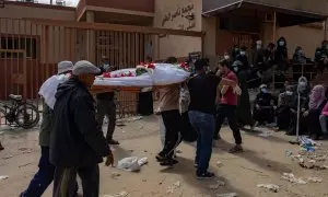 La Defensa Civil Palestina recupera 50 cuerpos de lo que llaman una fosa común dentro del Hospital Nasser en Khan Yunis, Gaza, el 21 de abril de 2024.