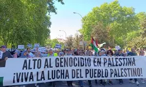 Varios manifestantes con una pancarta durante la protesta, en Madrid, a 21 de abril