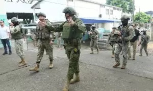 Integrantes de las Fuerzas Armadas vigilan una calle durante la jornada de votación por el referéndum este domingo en Guayaquil (Ecuador).