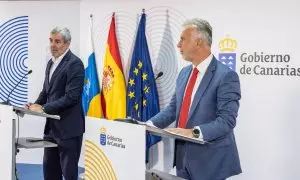 El presidente de Canarias, Fernando Clavijo (i), y el ministro de Política Territorial y Memoria Democrática, Ángel Víctor Torres (d), ofrecen una rueda de prensa tras reunirse en la sede de la Presidencia del Gobierno de Canarias, a 22 de abril de 2024,