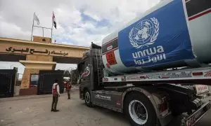 Un camión de combustible de UNRWA hace cola para ingresar a los territorios palestinos desde el cruce fronterizo de Rafah, a 19 de noviembre de 2023.