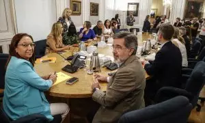 La presidenta de las Cortes de Valencia, Llanos Massó (c) y el diputado PP y vicepresidente primero de las Corts Valencianes, Alfredo Castelló (1d), durante la Junta de Síndics de las Cortes de Valencia, a 10 de julio de 2023, en Valencia, Comunidad Valen