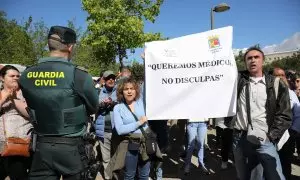 Un grupo de personas, con una pancarta que reza 'Queremos médicos, no disculpas' exige mejoras en la Sanidad Pública durante una manifestación, a 22 de abril de 2023, en Colmenar Viejo, Madrid (España).