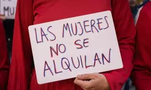 23/04/2024 Una mujer con una pancarta que reza 'Las Mujeres no se Alquilan', frente al Ministerio de Justicia, a 22 de abril de 2023.