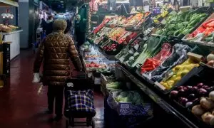 Imagen de archivo de una mujer comprando, a 24 de diciembre de 2023, en Madrid (España).