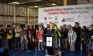 Activistas celebran una conferencia de prensa dentro de un barco perteneciente a la Coalición de la Flotilla de la Libertad mientras permanece en el puerto marítimo de Tuzla, cerca de Estambul, el 19 de abril de 2024.