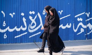 24/04/2024  Mujeres iraníes pasean por la plaza Hafte Tir, en el centro de Teherán, a 14 de abril de 2024.