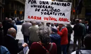 Una mujer sujeta un cartel de protesta durante una manifestación contra la privatización de la sanidad, a 7 de abril de 2024, en Barcelona, Catalunya (España).