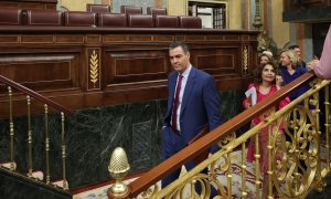 El presidente del Gobierno, Pedro Sánchez, y la vicepresidenta primera y ministra de Hacienda, María Jesús Montero, a su llegada a una sesión de control al Gobierno, en el Congreso de los Diputados, a 24 de abril de 2024,