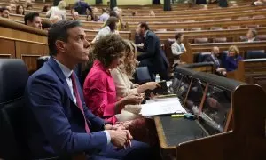 El presidente del Gobierno, Pedro Sánchez; la vicepresidenta primera y ministra de Hacienda, María Jesús Montero, y la vicepresidenta segunda y ministra de Trabajo y Economía Social, Yolanda Díaz, durante una sesión de control al Gobierno, en el Congreso