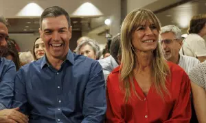 El presidente del Gobierno, Pedro Sánchez, junto a su mujer, Begoña Gómez.