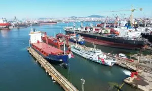 Barco de la Flotilla de la Libertad en el puerto