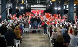 Primer acte de campanya del PSC a Sabadell, amb missatges de suport a Sánchez a les pantalles.