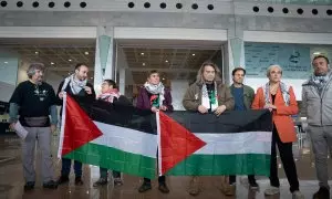 Imagen de la delegación catalana que se sumó a la Flotilla de la Libertad a Gaza, en el Aeropuerto del Prat, a 18 de abril de 2024.