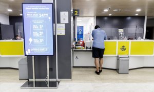 Un hombre es atendido en la oficina de Correos de la calle Conde de Peñalver, a 21 de julio de 2023, en Madrid.