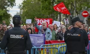 Asistentes a la manifestación en apoyo a Pedro Sánchez este jueves 25 de abril de 2024 en la calle Ferraz, en Madrid.