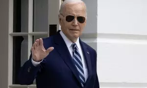 El presidente estadounidense, Joe Biden, saluda mientras sale de la Casa Blanca