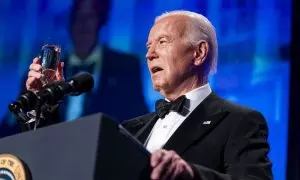 El presidente de EE.UU., Joe Biden, durante su discurso en la cena organizada por la Asociación de Corresponsales de la Casa Blanca.