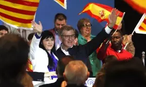 Montse Berenguer, candidata del PPC a Lleida, i el president del PP, Alberto Núñez Feijóo, al míting electoral a la Llotja de Lleida.