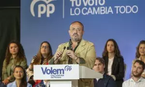 El candidato del partido a la Generalitat, Alejandro Fernández , interviene en un mitin del PP este domingo en Lleida.