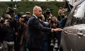 El expresidente de la RFEF Luis Rubiales sube a un vehículo tras declarar en calidad de imputado en el Juzgado de Primera Instancia e Instrucción Número 4 de Majadahonda, a 29 de abril de 2024, en Majadahonda, Madrid.