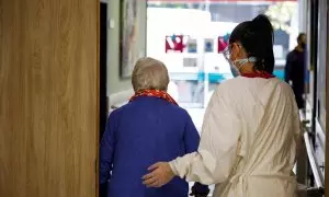 Imagen de archivo de una trabajadora y una persona mayor en una residencia.