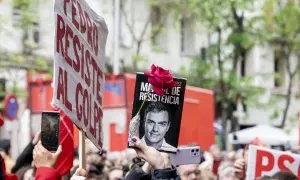 Una persona sujeta un cartel durante una concentración en la calle de Ferraz en apoyo al presidente del Gobierno, Pedro Sánchez, en la sede del PSOE, a 27 de abril de 2024