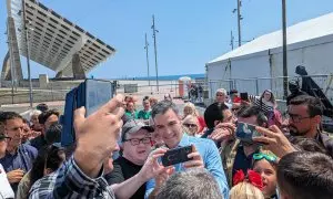 El presidente del Gobierno, Pedro Sánchez, en la Feria de Abril de Barcelona, en plena campaña de las elecciones catalanas del 12 de mayo. EFE/Sergi Ill