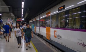 Viajeros al lado de un tren en uno de los andenes de la estación de Sants, a 9 de septiembre de 2022.