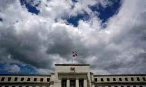 La bandera de EEUU y la enseña de la Reserva Federal, en lo alto de la sede del banco central estadounidense, en Washington. — Kevin Lamarque / REUTERS