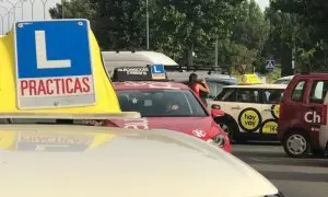 Imagen de archivo de varios coches de autoescuela en Mallorca.