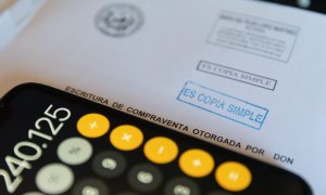 Una calculadora y una escritura de una hipoteca. E.P./Eduardo Parra