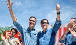 Pedro Sánchez (i) y Salvador Illa (d), durante un mitin del PSC, el 4 de mayo de 2024, en Montmeló, (Barcelona).