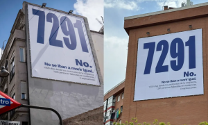 Las dos lonas con el número de los fallecidos en residencias madrileñas.