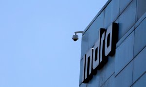 El logo de la empresa tecnológica Indra, en su sede, en la localidad madrileña de Alcobendas. REUTERS/Susana Vera