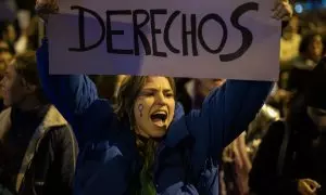 07/05/2024 Una mujer sostiene un cartel durante la manifestación convocada por la Comisión 8M por el Día Internacional de la Mujer, a 8 de marzo de 2024.