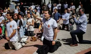 Varias personas se arrodillan y rezan durante una marcha antiabortista desde Plaza de Cuzco hasta la clínica Dator, a 7 de mayo de 2022, en Madrid (España).