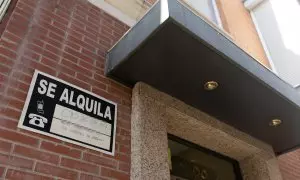 Foto de archivo de un cartel de 'Se alquila' en un edificio, a 28 de diciembre de 2022.