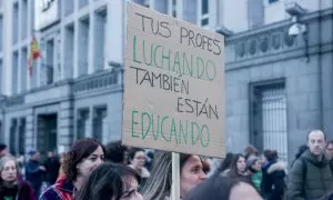 Dos personas sostienen un cartel durante una manifestación por una educación pública y de calidad, a 27 de febrero de 2024, en Madrid (España).