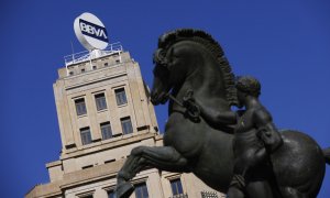 El logo del BBVA en lo alto de su antigua sede  en la Plaza de Cataluña de Barcelona. EFE/Quique García