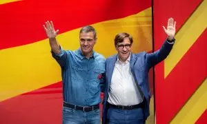 El presidente del Gobierno, Pedro Sánchez, y el candidato del PSC, Salvador Illa, durante un mitin del PSC en Vilanova i la Geltrú, a 9 de mayo de 2024.