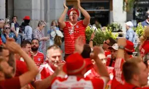 Aficionados del Bayern Múnich se concentran este miércoles en la Plaza Mayor de Madrid horas antes del partido de vuelta de semifinales de la Liga de Campeones que su equipo disputa ante el Real Madrid en el Santiago Bernabéu.