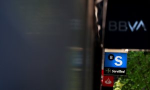 Los logos de BBVA, Banco Sabadell y Banco Santander en sendas sucursales vecinas en Madrid.  REUTERS/Susana Vera