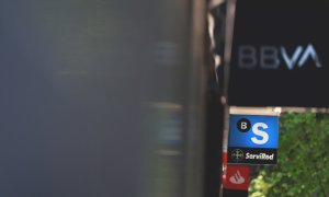 Los logos de BBVA, Banco Sabadell y Banco Santander en sendas sucursales vecinas en Madrid. — Susana Vera / REUTERS