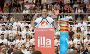 Pedro Sánchez, con la camiseta de Salvador Illa, este viernes.