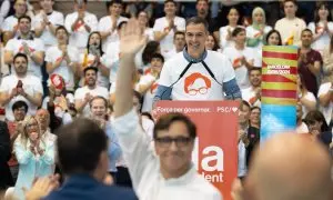 Sánchez, con la camiseta de Illa. El candidato en primer plano.